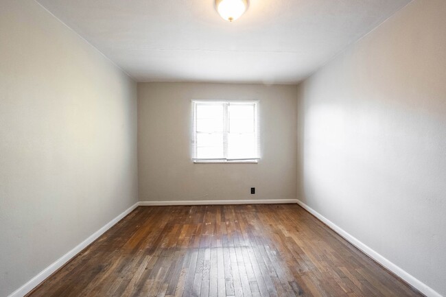 Building Photo - "Charming 1-Bedroom Retreat with Hardwood ...