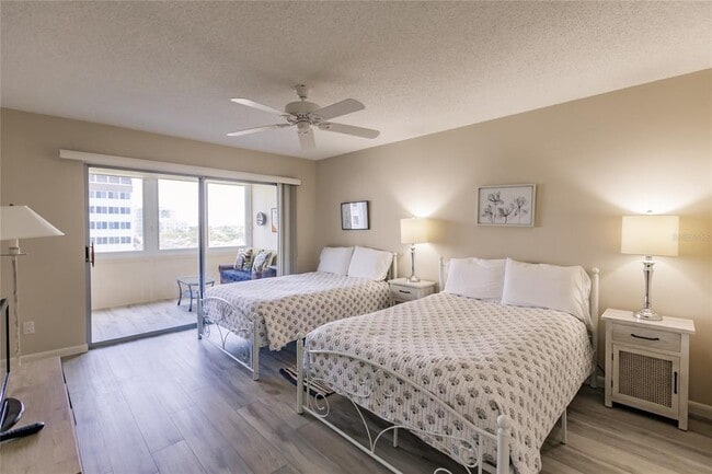 Building Photo - 1055 W Peppertree Dr