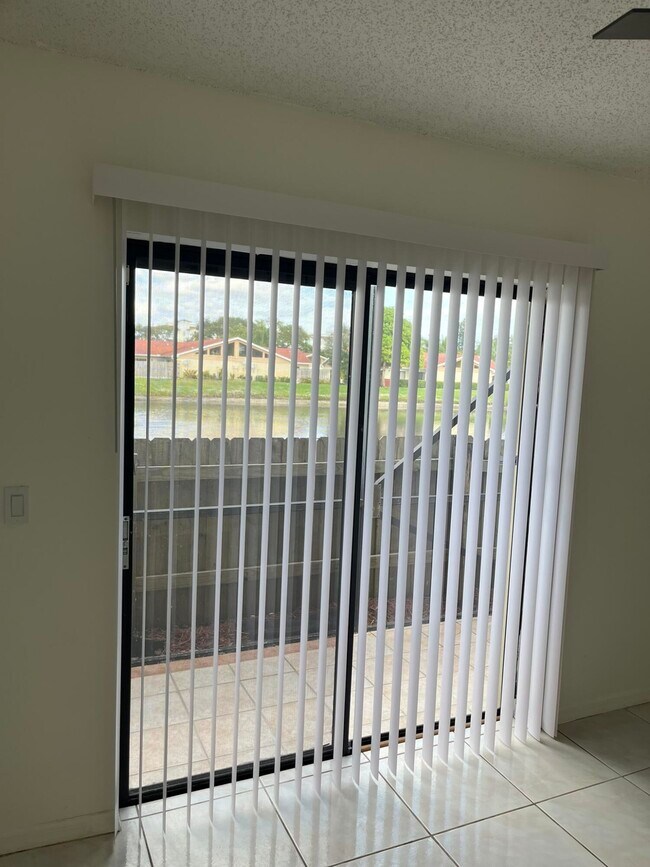 Building Photo - 4423 Woodstock Dr