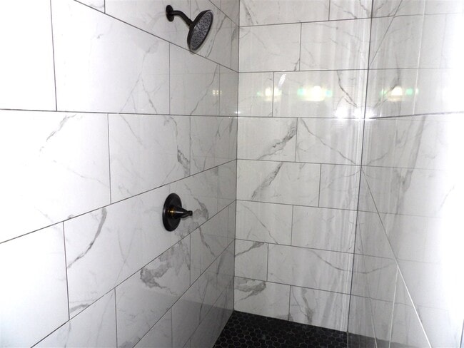 Building Photo - 125 SE Surrey Ln