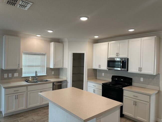 Building Photo - FOR RENT - 4 BEDROOM/ 2 BATHROOM HOUSE WITH POOL IN DAVENPORT