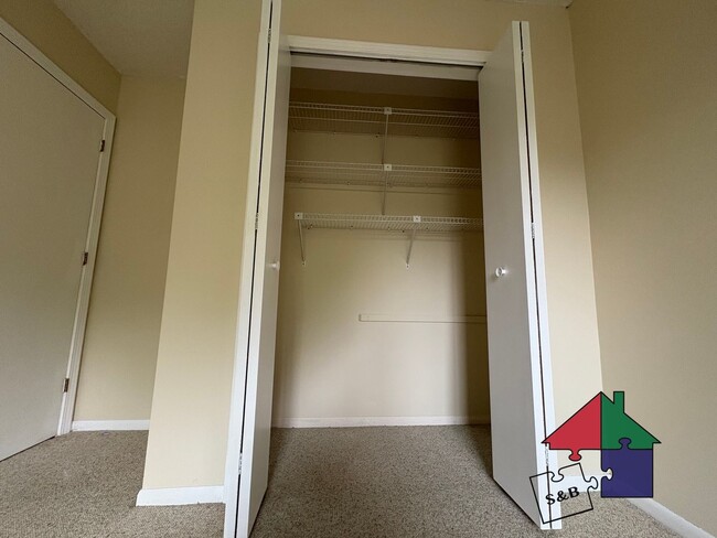 Building Photo - Elegant 3-Bedroom Townhouse in South Burli...