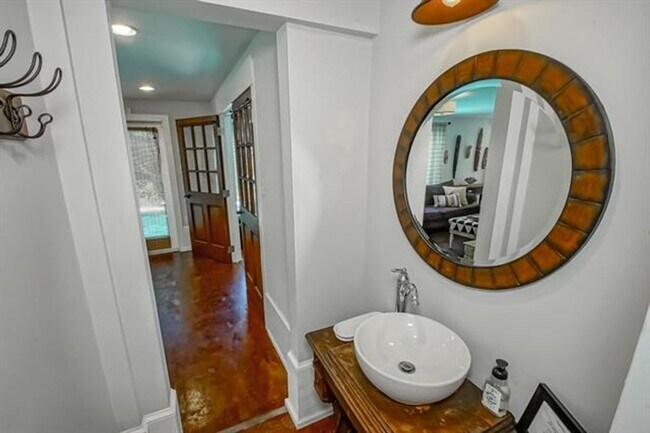 Building Photo - 4176 Vincennes Pl