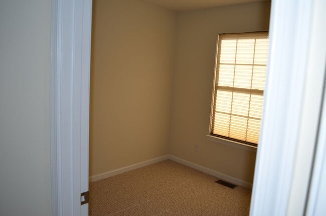 Building Photo - Charming Townhome in Prime Broadway Location – Steps from Parks & Outdoor Amenities!