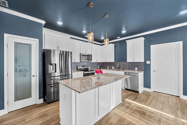 Building Photo - Modern 3 Bed / 2 Bath Home with Granite Kitchen & Full Fenced Yard in Temple