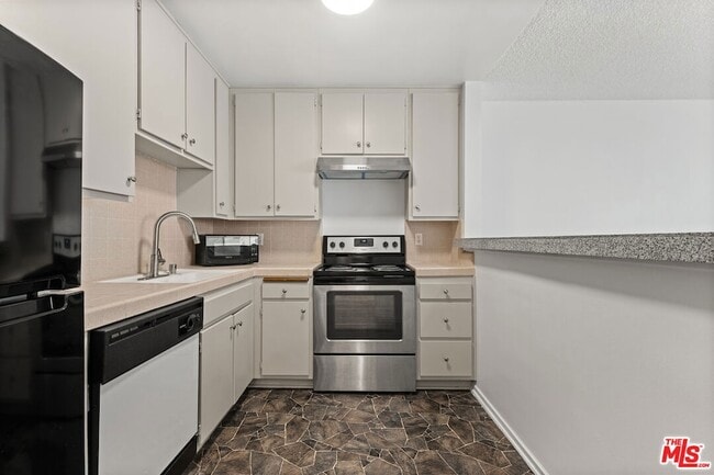 Building Photo - 8148 Redlands St