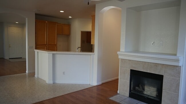 Building Photo - Gorgeous 3 bedroom 2 bathroom home in Sacramento!