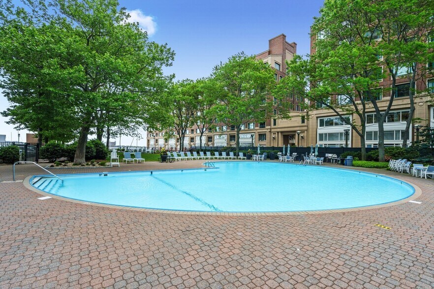 Building Photo - 65 E India Row