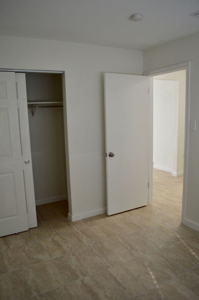 Building Photo - Beautiful 2 bed 2 bath with new flooring a...