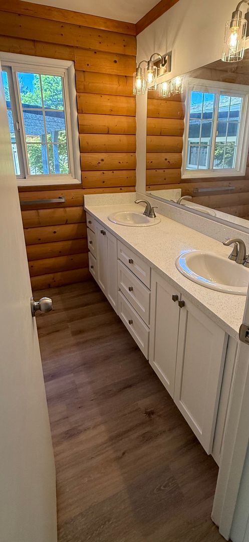Building Photo - Well-cared-for home with strong curb appeal and quality updates in Southeast Portland.