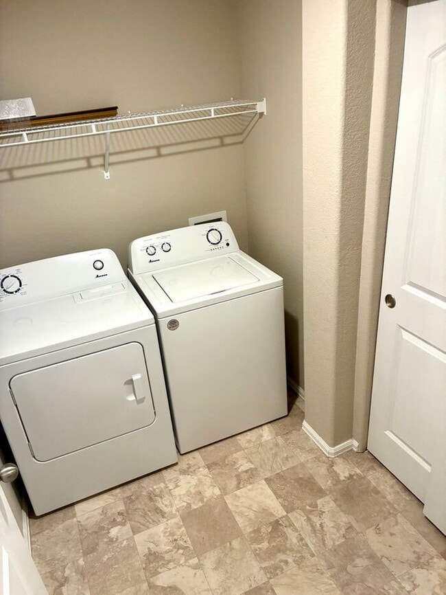 Building Photo - 2 WEEKS FREE! Spacious Townhome!