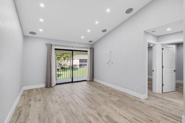 Building Photo - 3939 NE 5th Ave