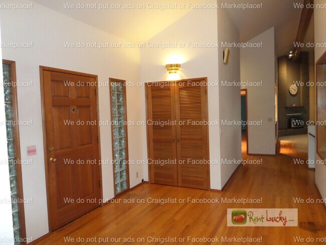 Building Photo - INCREDIBLE VIEWS!! Large 2-Bedroom + Den Duplex with 3-Car Garage in Fantastic Federal Way Neighb...