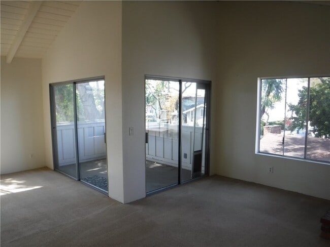 Building Photo - 500 Poinsettia Ave