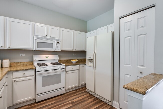 Building Photo - 806 Woodewind Dr