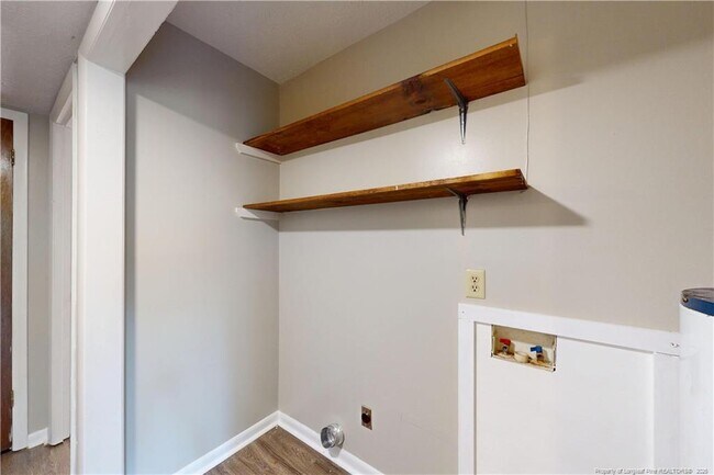 Building Photo - 707 Hedgelawn Way