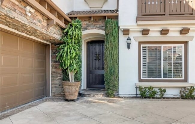 Building Photo - 9 Marisol