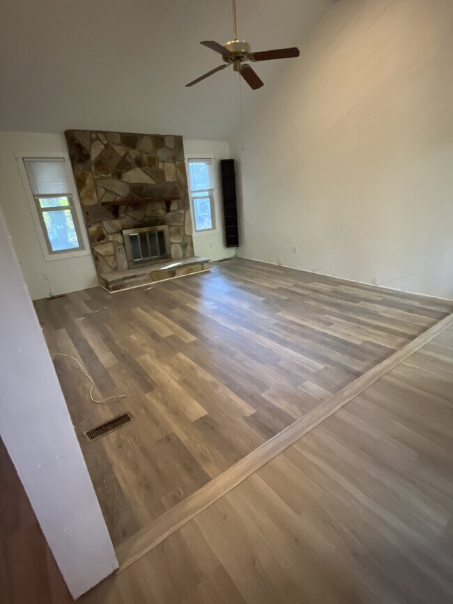 Building Photo - Location is Everything! Close to Downtown ...