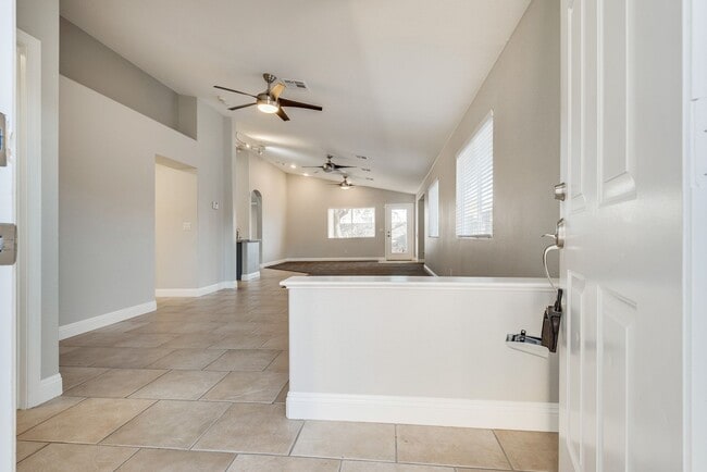 Building Photo - Single story 4 bed, 2 Bath with open floorplan