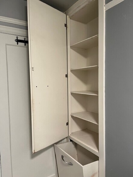 Main bath storage - 1536 Pennsylvania Ave