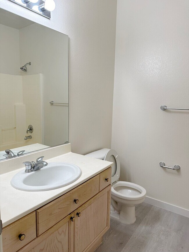 Building Photo - 204 Crooked Tree Dr