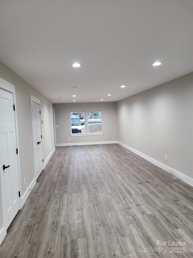 Building Photo - 125 Eastview Dr