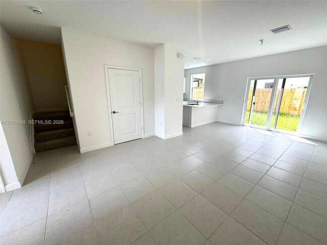 Building Photo - 2877 SE 24th Ct