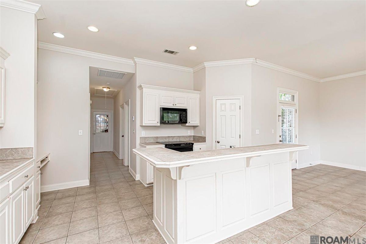 Building Photo - 9015 Westlake Ave