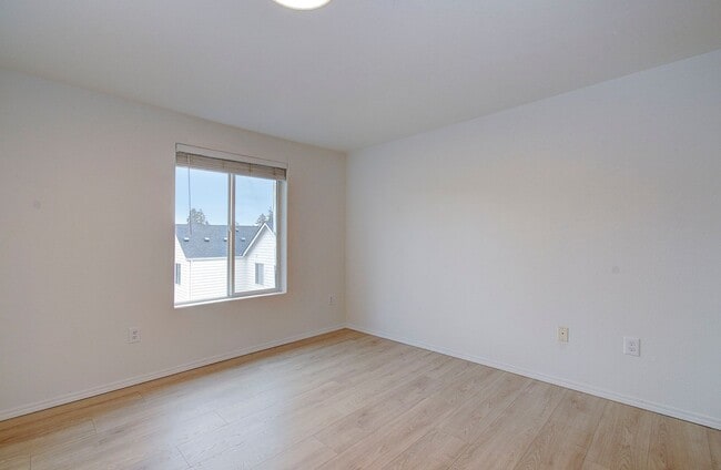 Building Photo - Spacious 3bd 2.5ba Unit in 4Plex - Avail. Now!