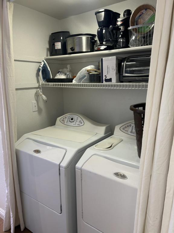 Building Photo - 2215 Poplar Dr