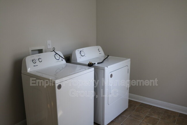 Building Photo - 2728 Kingswood Dr