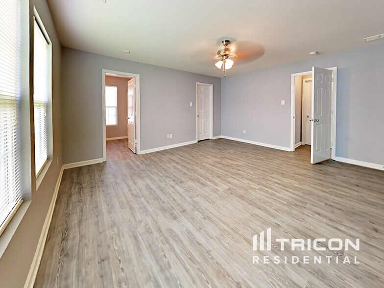 Building Photo - 3367 Pikes Peak Dr