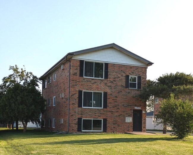 Primary Photo - 21W185 Tee Ln