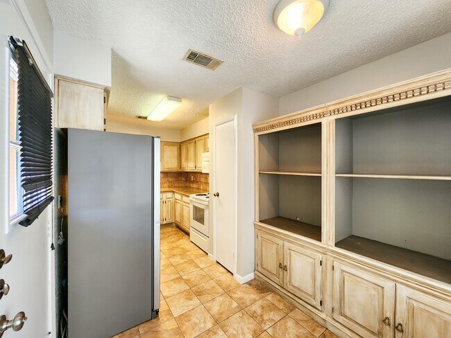 Building Photo - 17742 Kings Park Ln