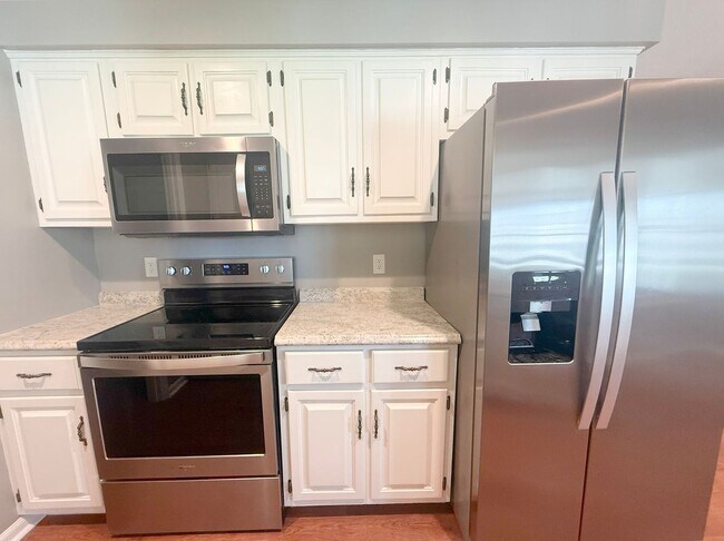 Building Photo - Pet-Friendly 3-Bedroom Home with Fenced Yard, Sun Room & Utilities Included