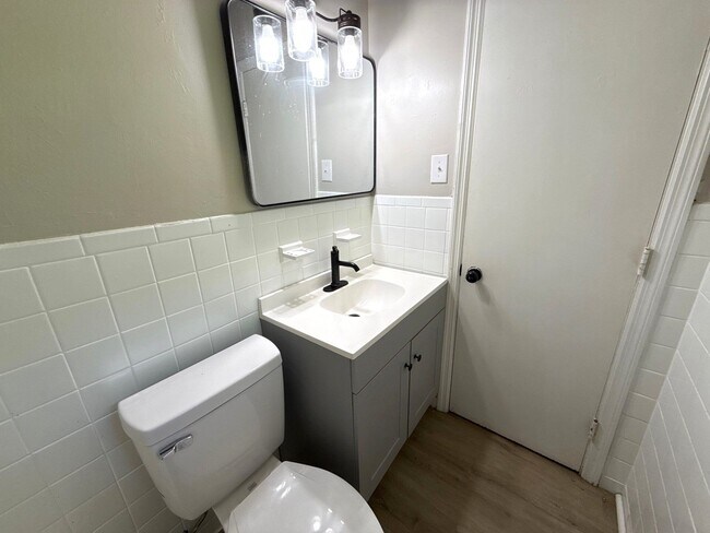 Building Photo - 710 Greenbriar Dr