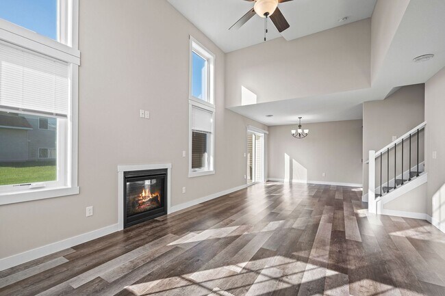 Building Photo - 521 Meadow Ln