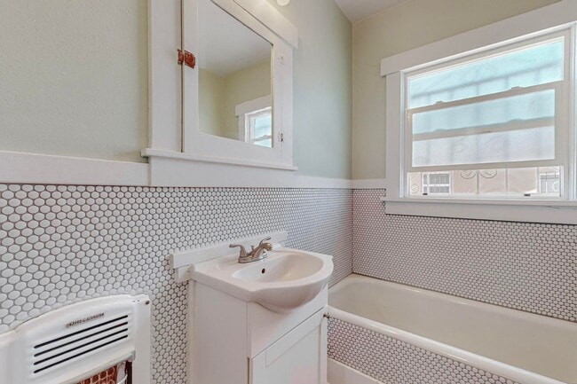 Building Photo - Two Bedroom One Bath home or sweet little ...