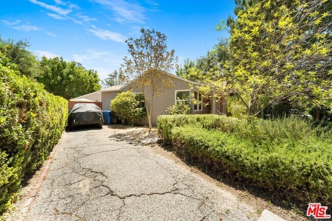 Building Photo - 1338 Montecito Cir