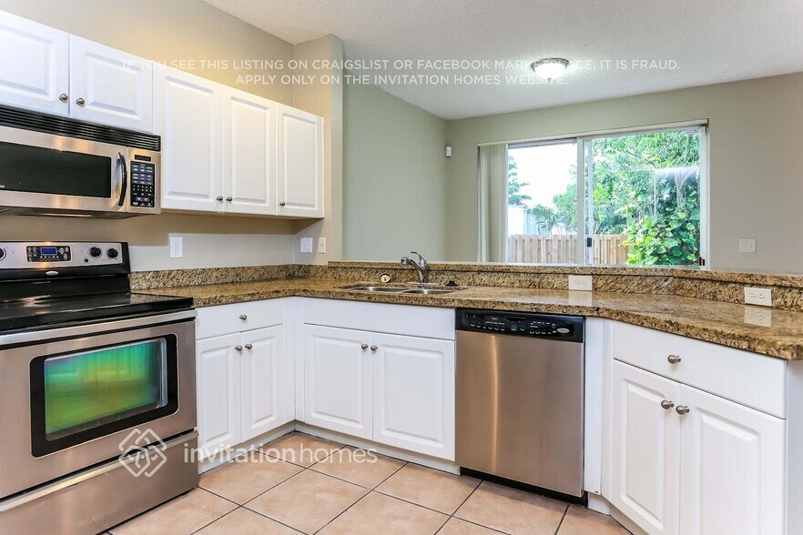 Building Photo - 10621 SW 14th Ct