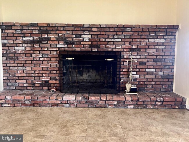 Building Photo - 8205 Bayside Dr