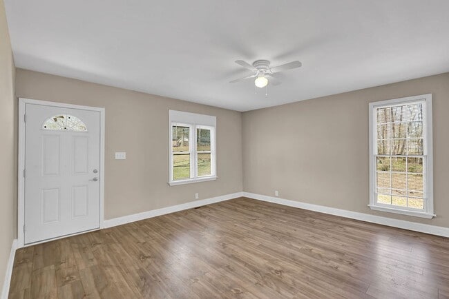 Building Photo - Beautiful renovated Home