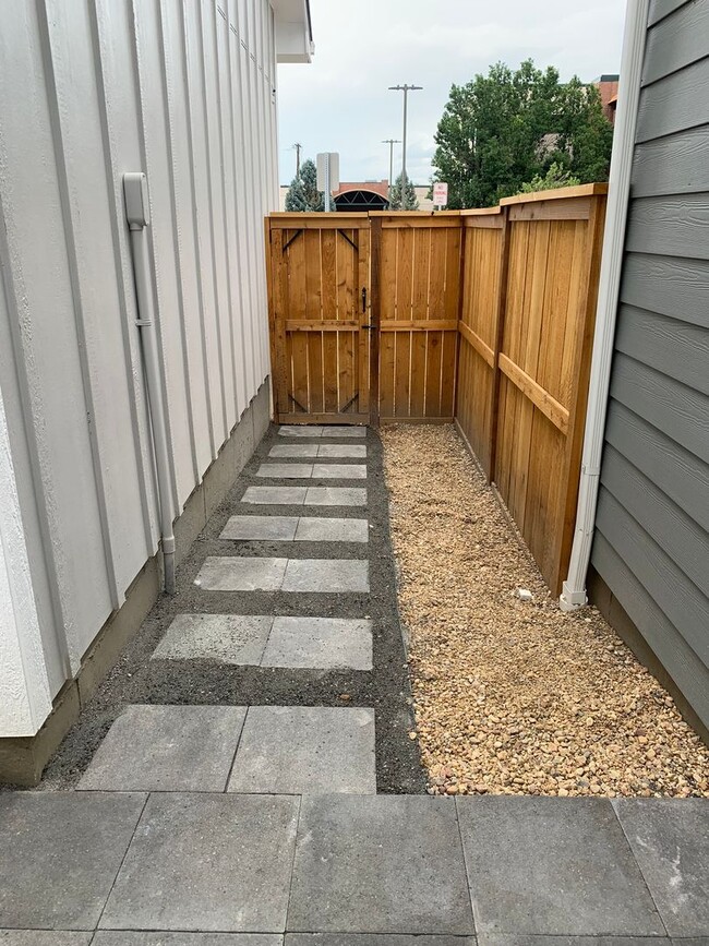 Building Photo - Beautiful and Updated 2BR Townhome With At...
