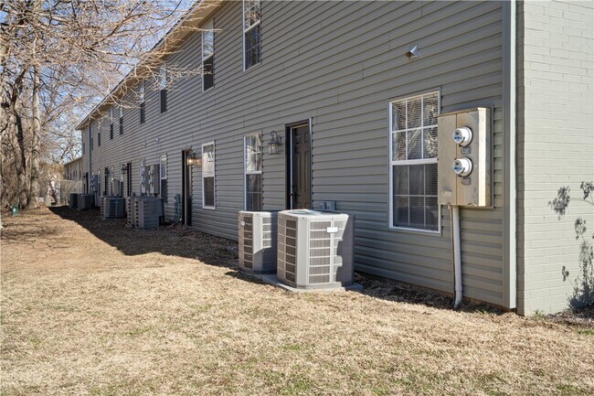 Building Photo - 884 W Holly St