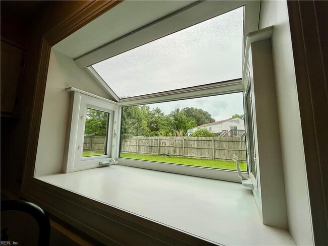 Building Photo - 3905 Brentwood Crescent