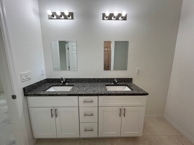 Building Photo - ASK US ABOUT FREE RENT-MOVE IN READY 3/2-L...