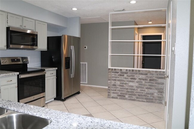 Building Photo - 17026 Stone Stile Dr