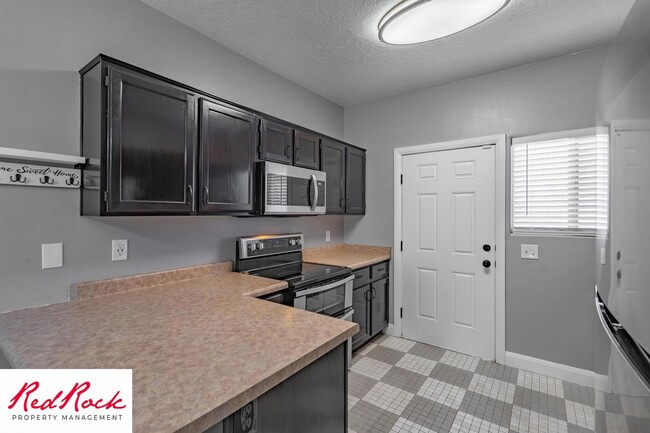 Primary Photo - Lovely 2 Bedroom Condo. Pet Friendly!