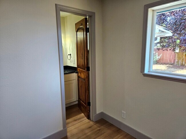 Building Photo - 3Bd/1.5Ba Single Story Home - For viewing!