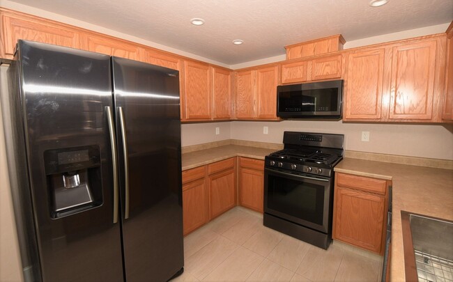 Building Photo - Fantastic 1 Bedroom Condo With Attached Ga...